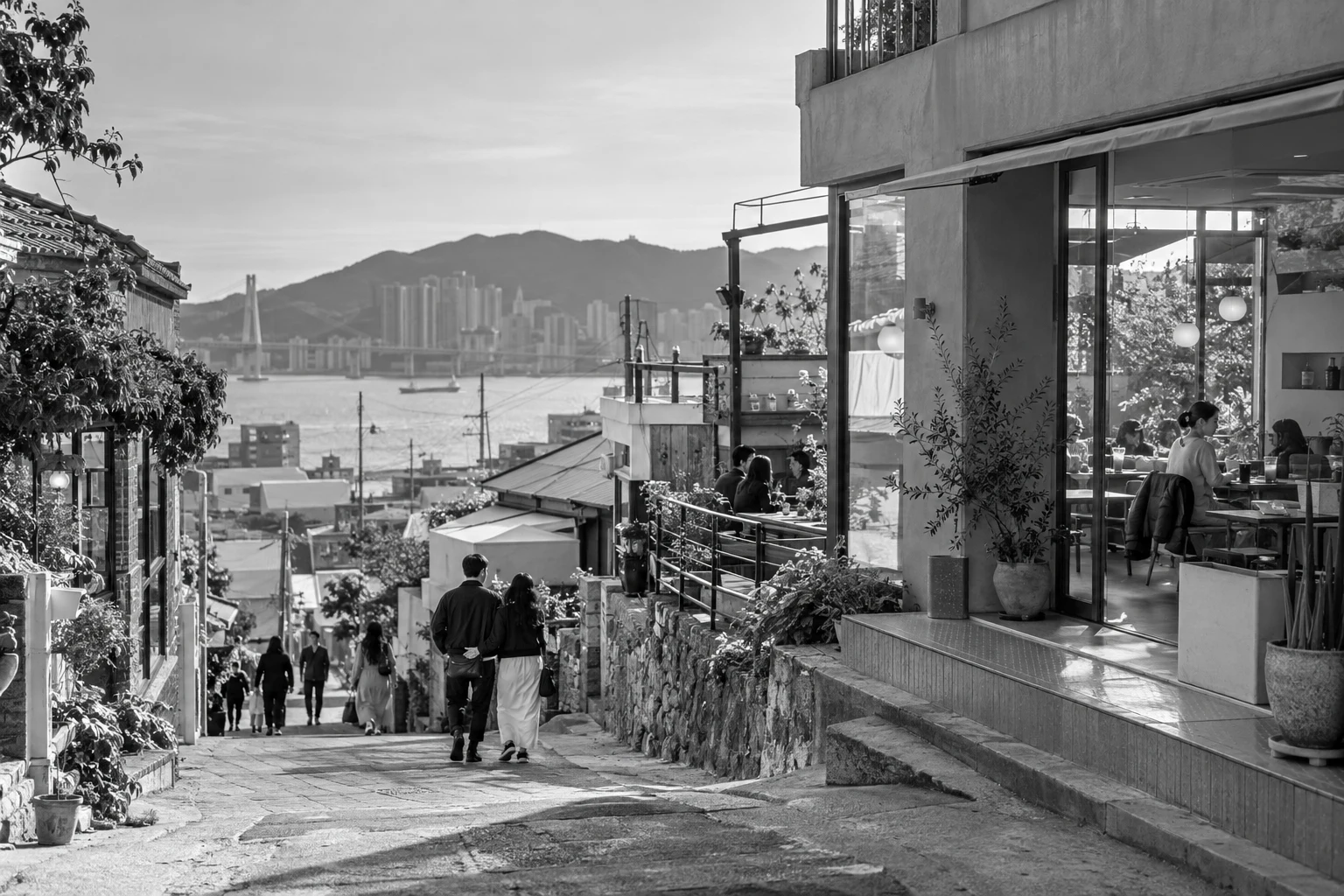 카페와 작은 가게들이 이어지는 부산 골목 상권 풍경